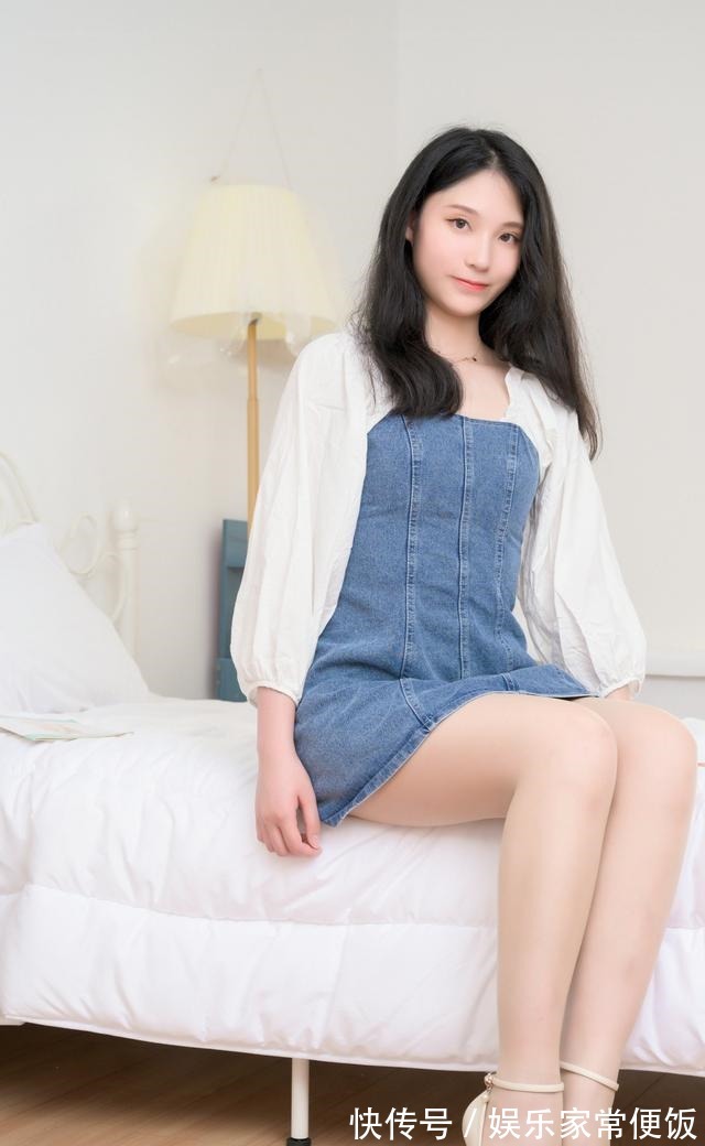 妹纸们 牛仔裙搭配一双高跟鞋或者小白鞋是非常好的选择!青春靓丽又时尚!