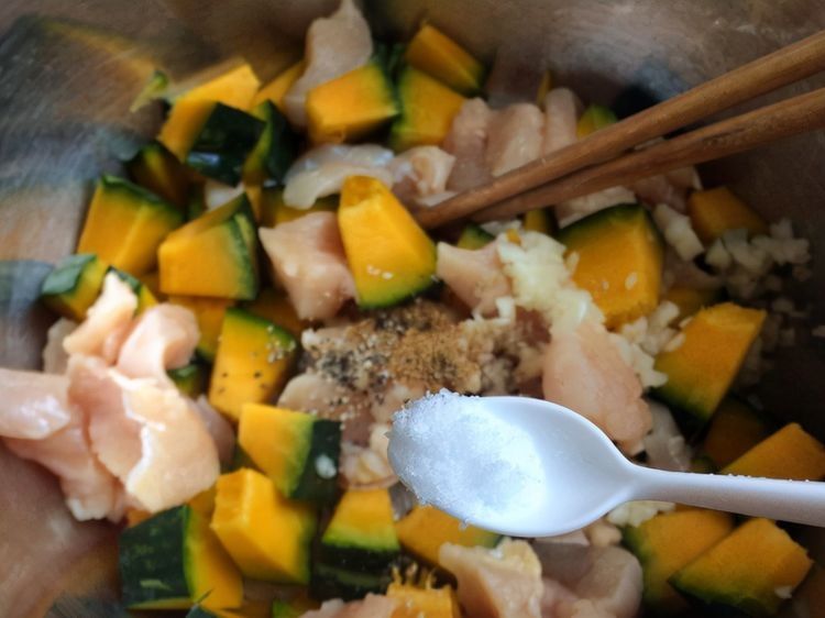 这是一道吃再多也不担心胖的菜，荤素搭配，相当低脂