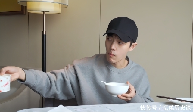 肖战素颜录制vlog,全程面带笑容瞄向左边,说到他时比偶像剧还甜