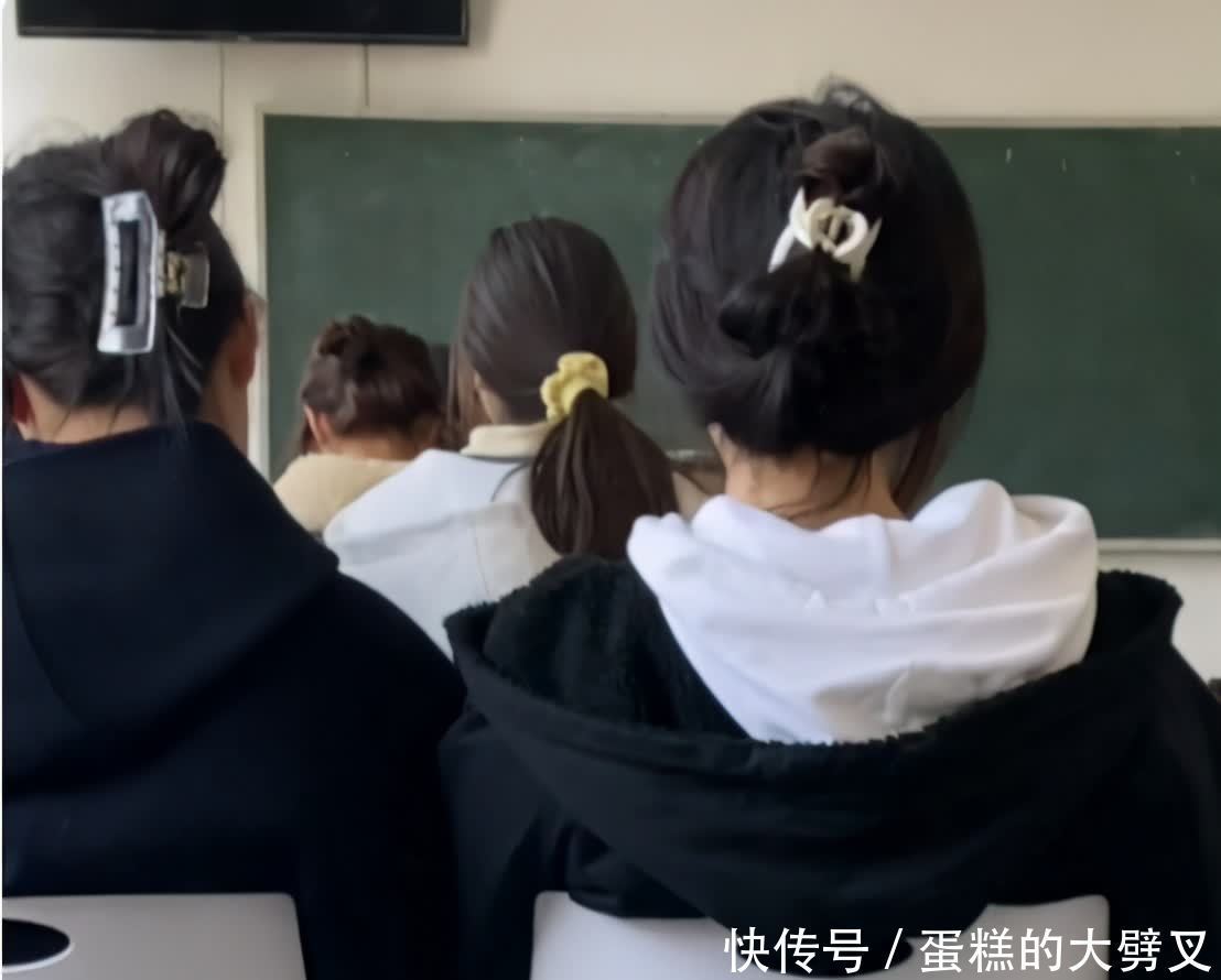 女子“发型图鉴”火了,网友看后哭笑不得:直接回到20年前