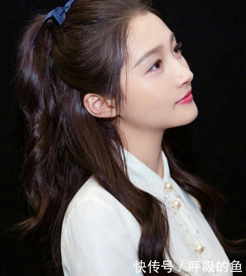 丸子头已经不实行了,今年流行苹果头,减龄显脸小