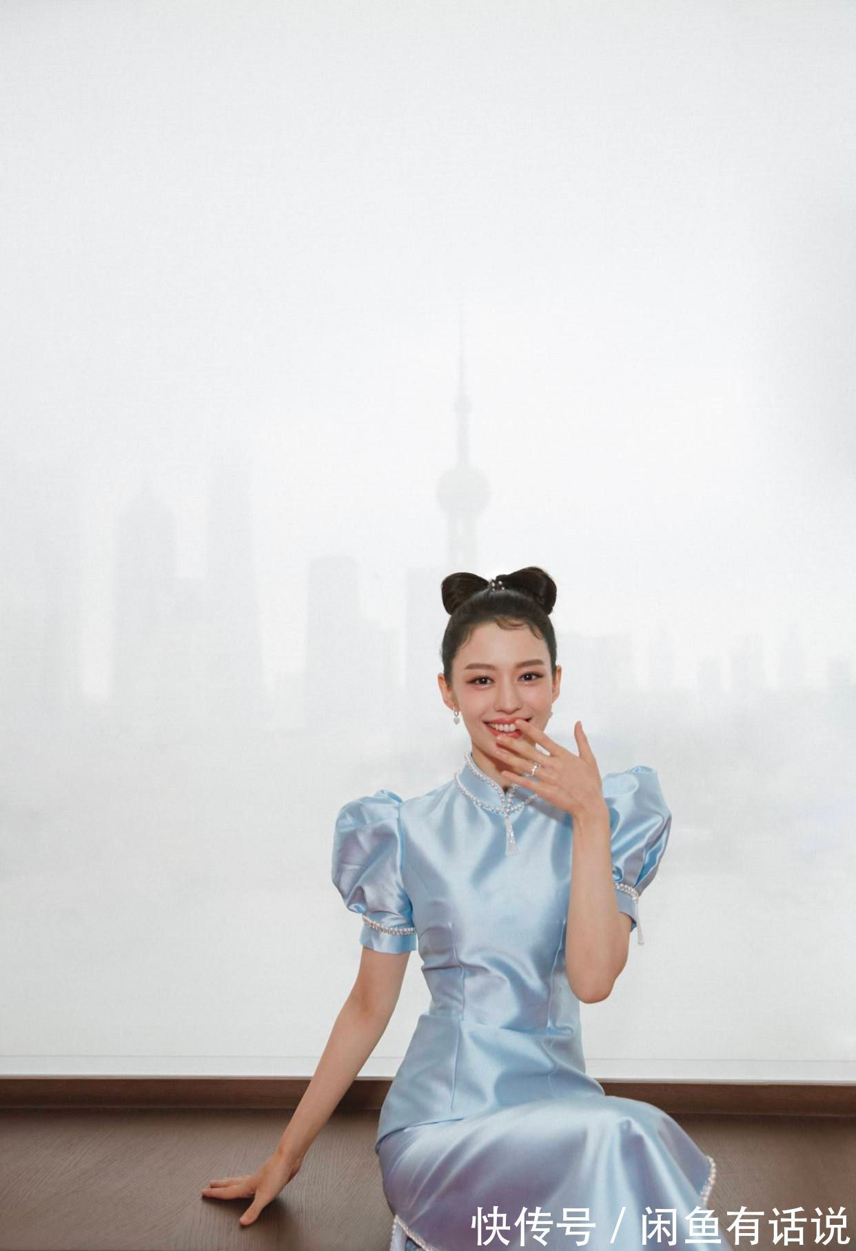 吉娜|吉娜也太刻意了,穿旗袍秀曲线美还不够,“蝴蝶结”发型更抢摬