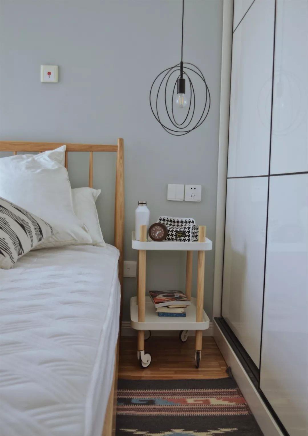 小户型|别看床头柜不起眼,小户型卧室没了它,总感觉少了什么