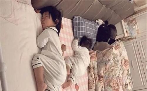 宝宝|一家四口睡姿火了,看得出来父母是真爱,两个孩子是意外