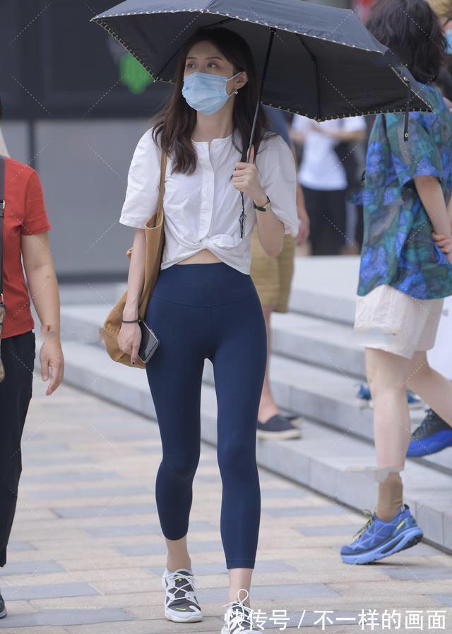 性感|与白色短衬衫搭配的紧身瑜伽裤清新、性感、活泼