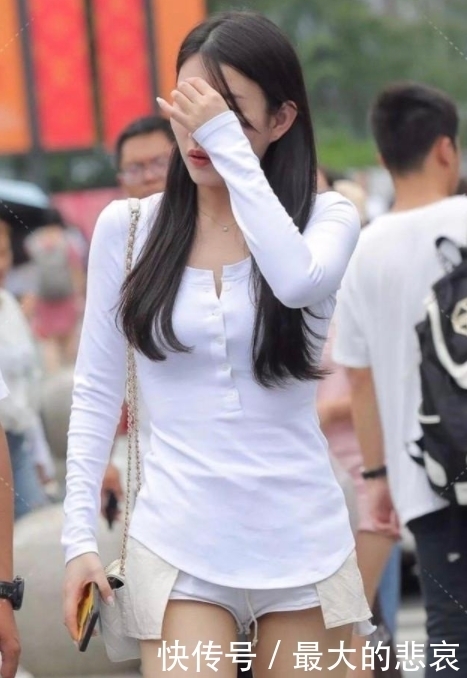 简洁|白T恤配牛仔短裤,简洁干练,潇洒自信