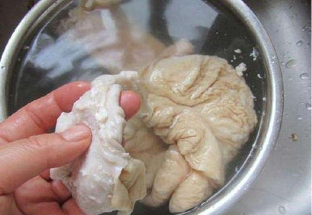 洗猪大肠,不用盐不用醋,老厨师教你一招,无腥臭味,太干净了