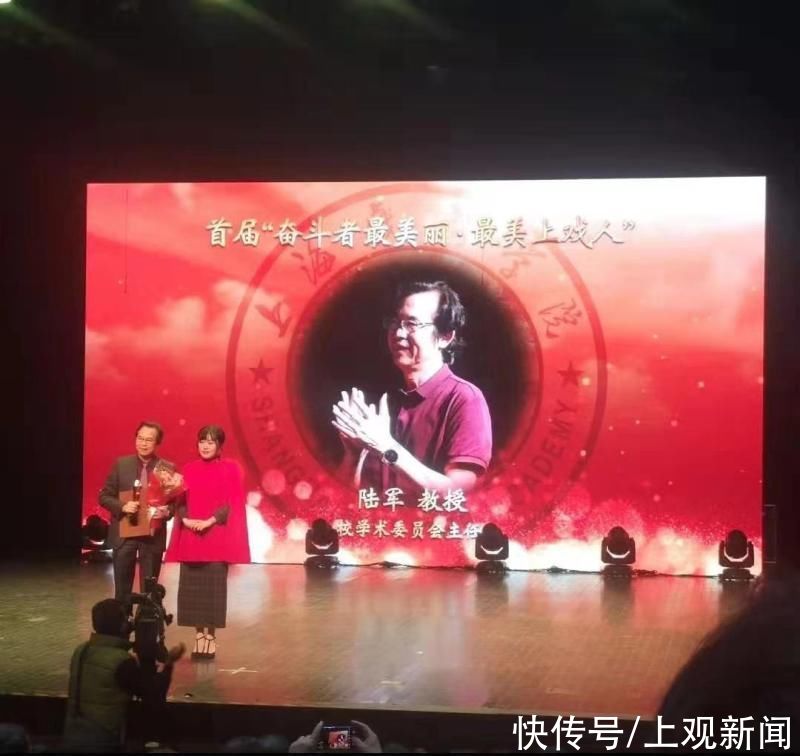  模龄|生长在哪，哪就有戏！这位创作型教授，已满30年“模龄”，返乡兼职好戏连台