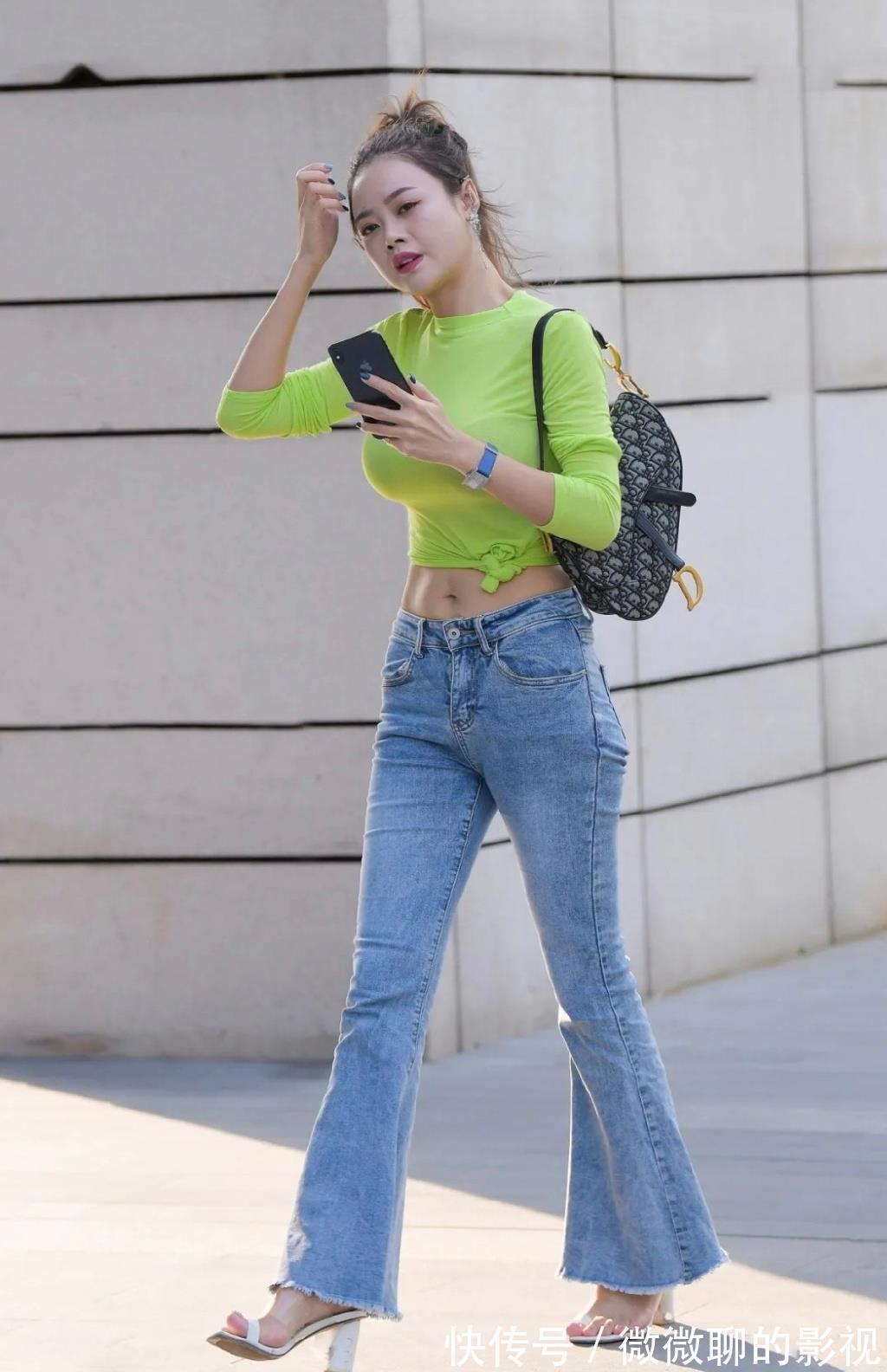 穿搭|美女年纪轻轻就“黄袍加身”,路人的目光都要被吸走了