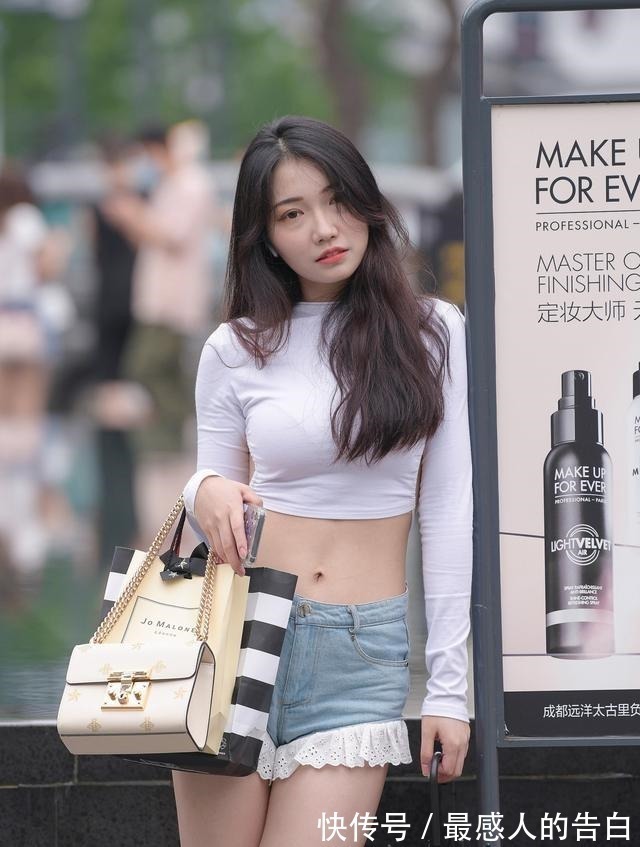 气质 白T恤和牛仔短裤这么般配,难怪气质清爽,时尚感爆棚!