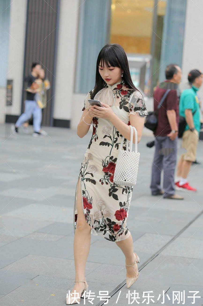 黄皮女生选衣服时一定要注意,穿搭清新亮眼