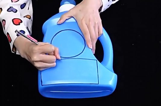 塑料瓶|洗衣液瓶子简单改造一下,放在床上,很实用,全家人抢着用