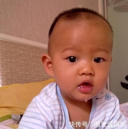 辅食|“口水宝宝”高铁上看人吃东西,馋虫被勾出来,爸爸肩膀全是口水