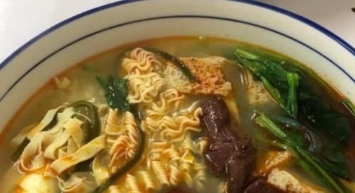 吃麻辣烫|爸妈和你一起吃零食是什么样的感觉,网友为什么差距这么大