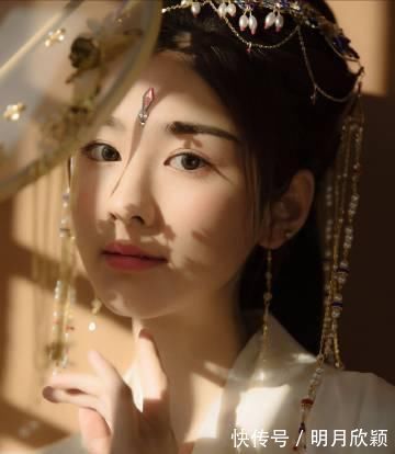 伶仃!窗棂飘下雨星星,易愁生,已愁生,阶上落花,孤影自伶仃