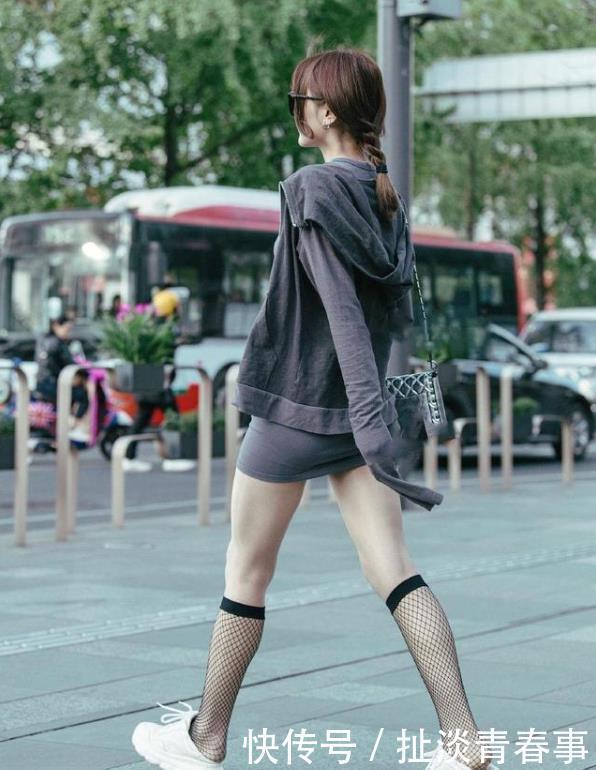 丝袜不应该穿到大腿根连膝盖也没碰到,美女是当袜子穿了吗