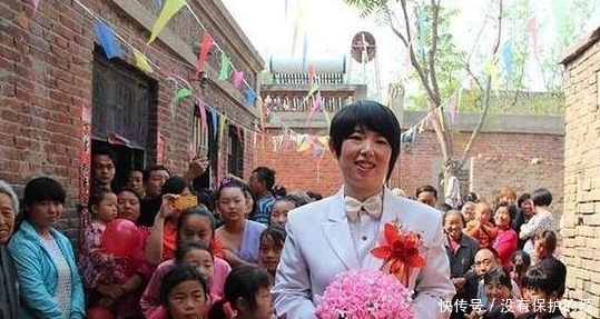 角色互换的结婚现场别开生面，丈夫穿上婚纱