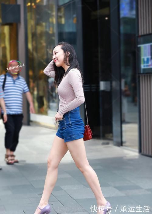 姿态|街拍青春阳光的小姐姐,清新简约的穿搭,尽显迷人姿态