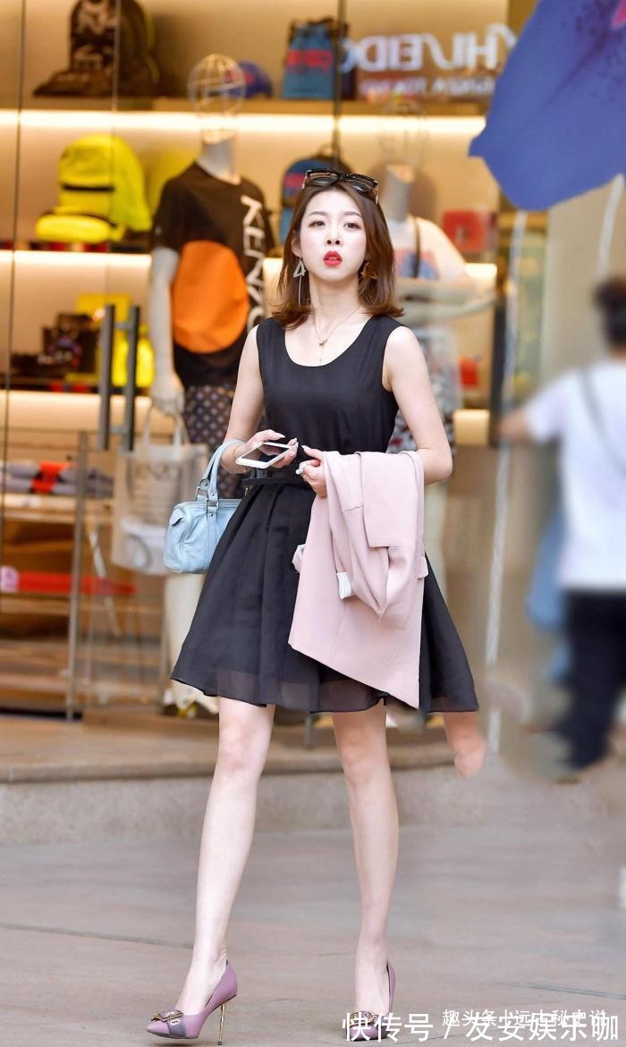 紫色 一款黑色的背心裙配一双紫色的高跟鞋,很富有格调,美的高雅有范