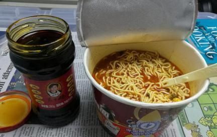  泡泡面|学生党最爱的5种泡面搭档，卤蛋香肠上榜，图2最经典，图5很魔幻