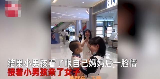 家长们|萌娃商场认错妈,抱着不松手,结果亲妈出现一脸懵,下一秒萌化了