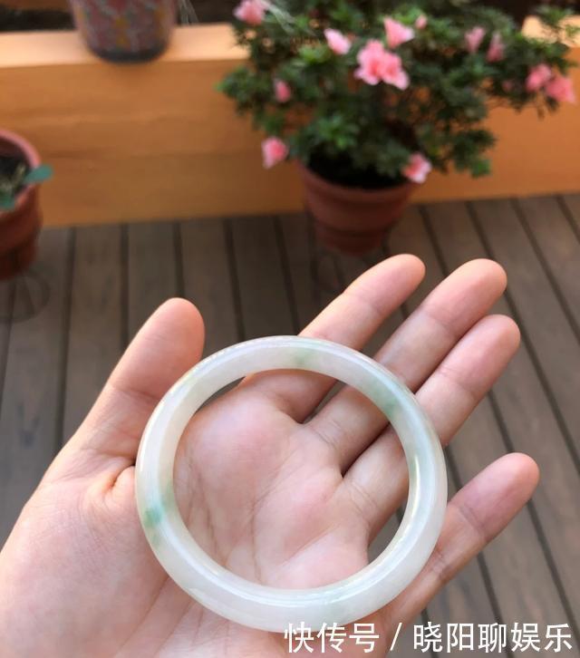 珍珠|女人过了40岁,最好别戴这3种首饰,俗气感十足,显得没品味