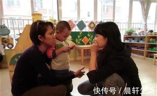 妈妈|孩子画“全家福”作业，老师怀疑心理不健康，妈妈笑抽：您看岔了