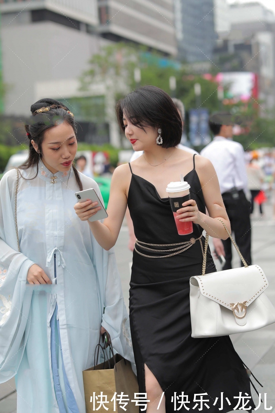 姜黄色|姜黄色收腰连衣裙,勾勒婀娜多姿的身段,搭配大波浪发型时尚大气