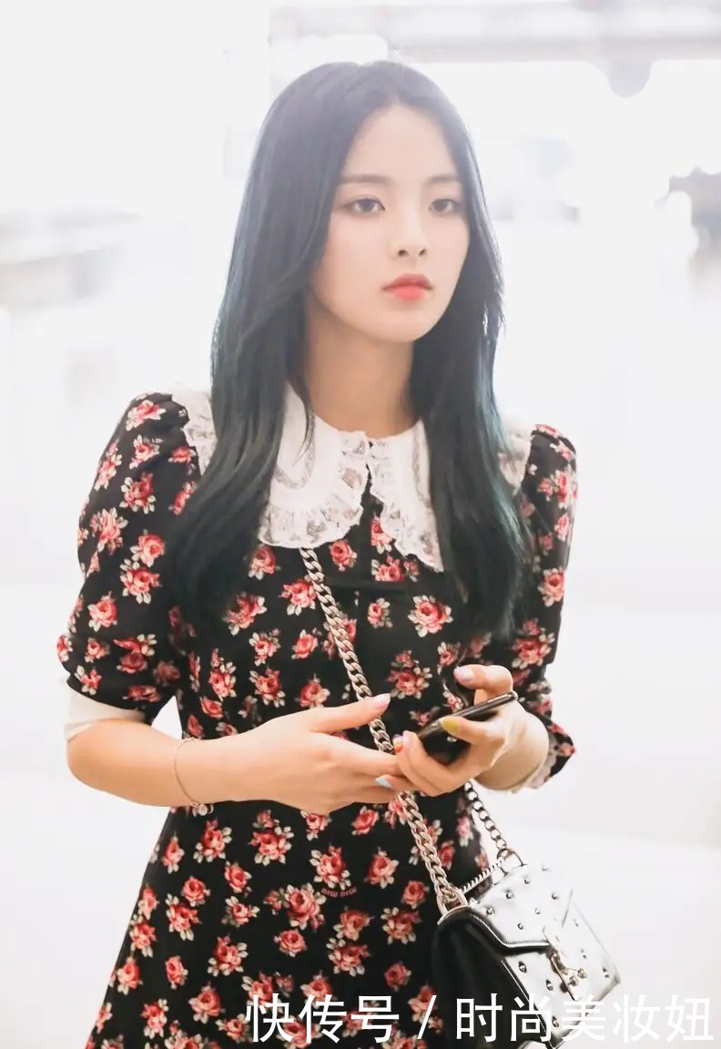 浪漫|周涛这回造型美出圈了,一袭印花连衣裙气质浪漫,减龄10岁不止