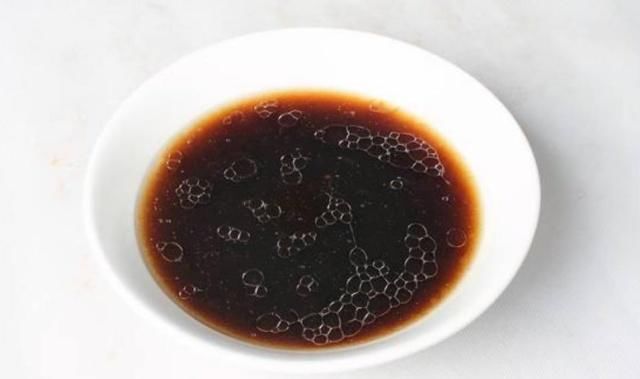 蒸鱼别再浇生抽了，学会这葱油汁的做法，味道够鲜美，一条不够吃