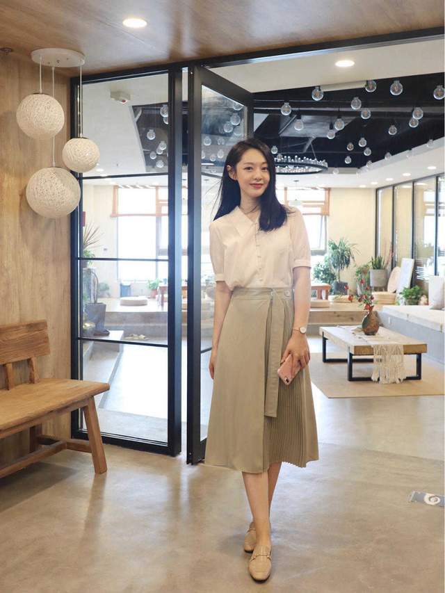 职场|小个子如何穿出“职场”范?一身灰色西服套装精致干练,显高显瘦