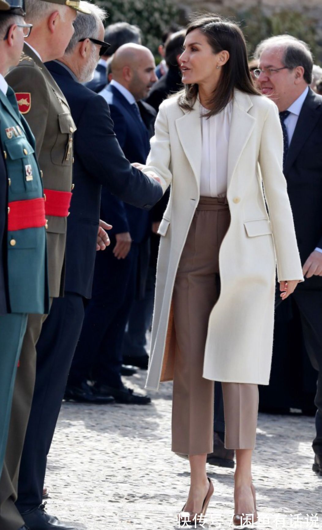 斗篷 大衣里配点什么好?看了西班牙王后的穿搭就知道,越基础越高级