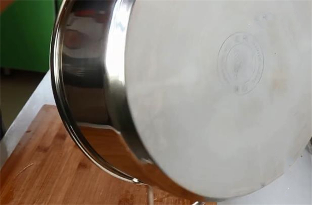 洗洁精|新买的蒸锅先别直接用，教你正确开锅和养锅，保证不发黄发黑