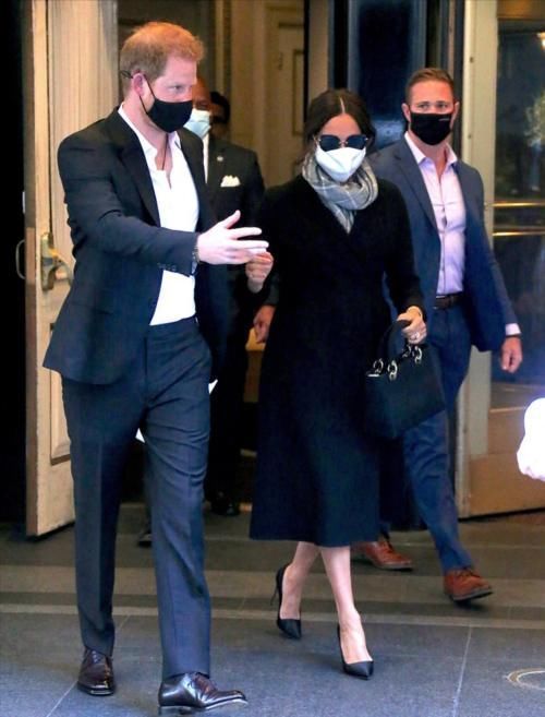 红色系 梅根真有钱啊!三天行程6套衣服60万,外加260万珠宝,土豪风十足