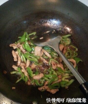 辣椒炒肉|在家炒肉时,什么时候放酱油最合适很多人都弄错,难怪肉老又柴