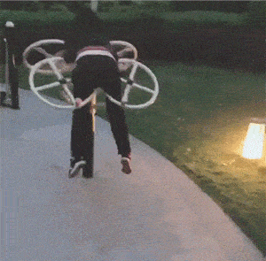 |搞笑GIF:公园里的健身器材已经被大妈们玩坏了