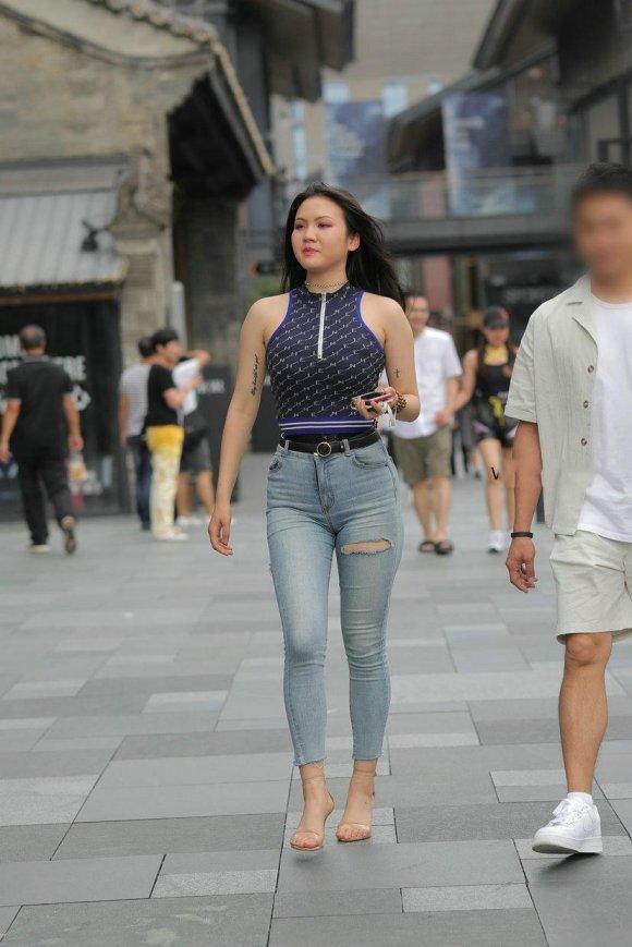 穿搭 运动背心配破洞牛仔裤,简约美丽又显身材,美的清爽宜人
