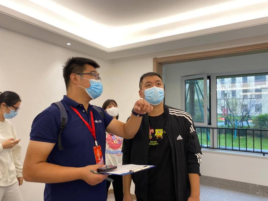 李华|实探“先验房后交房”！一小时找七处“茬”，整修到业主满意为止
