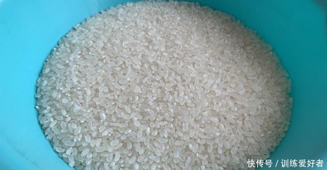 焖大米时,记住“2放3窍门”,米饭香软可口,粒粒分明!