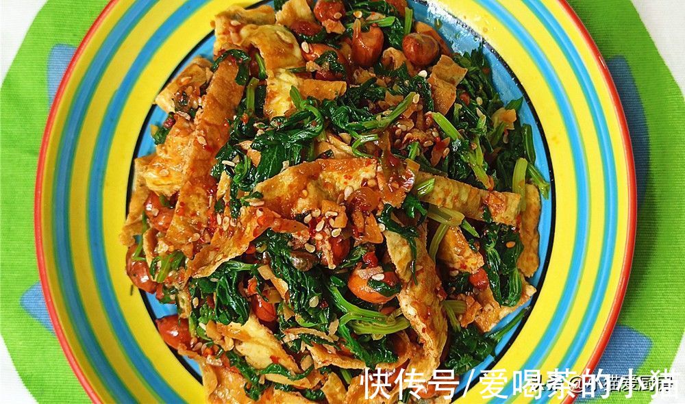 芹菜叶是个宝,丢掉可惜了,教你个特色吃法,清香爽口给肉不换