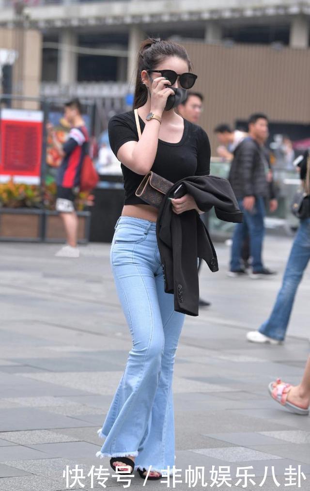 被牛仔裤圈粉的女生,穿搭的休闲又个性,轻松美出了时尚感