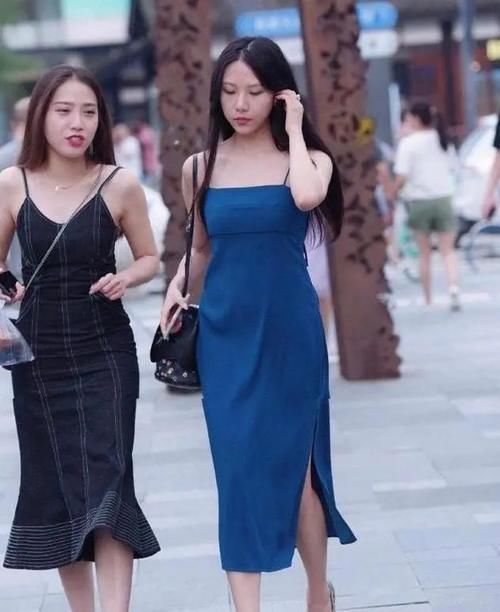 妹妹 妹妹背着一件上衣逛街,穿着幽蓝长裙,带着银色高跟鞋,气质不错