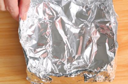 花甲别再炒着吃了,加一把金针菇上锅一蒸,鲜美多汁,上桌抢着吃