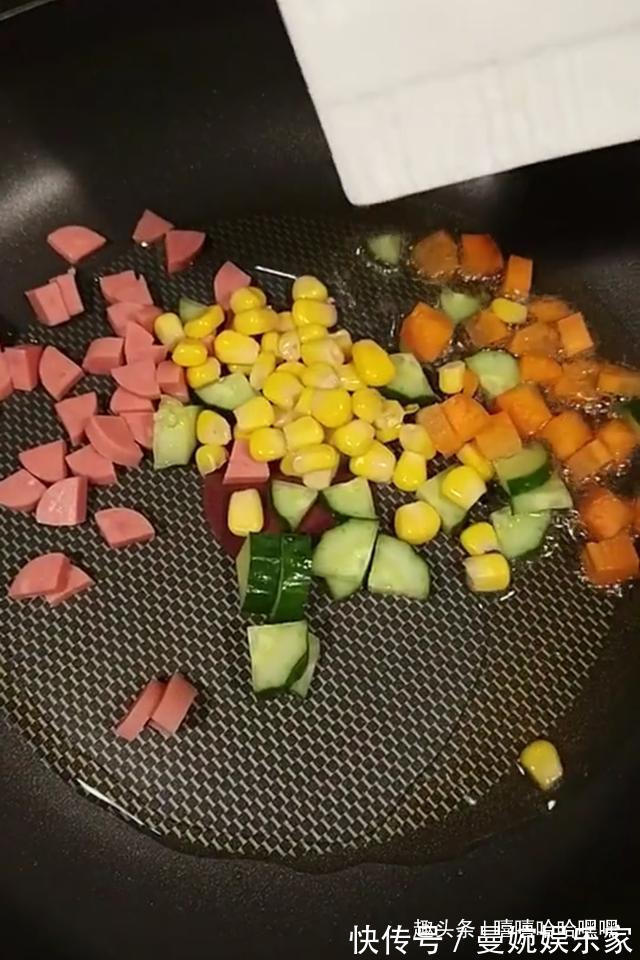 造型|造型可爱，蛋皮金黄，吃到嘴里一瞬间，让人流连忘返，美味蛋包饭