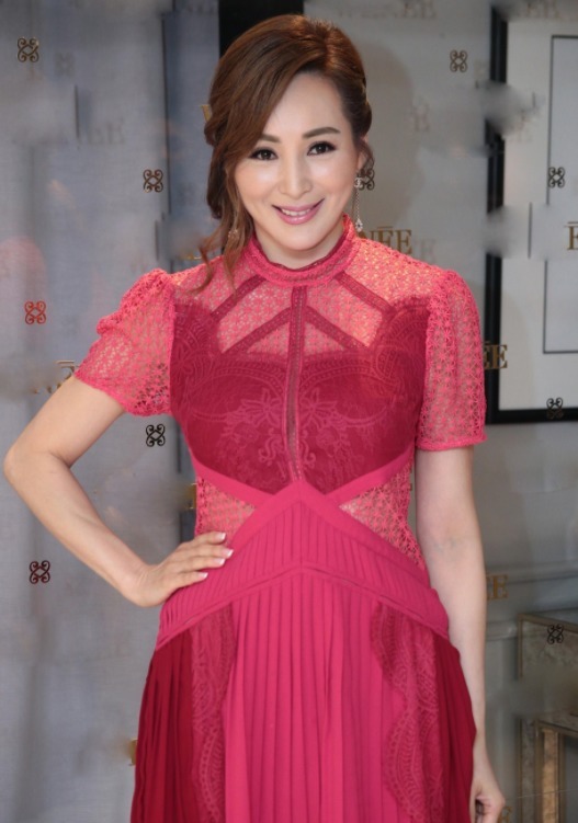 蕾丝|罗霖虽是“阿姨”的年龄,墨绿色连衣裙成熟优雅,气质不输小姑娘