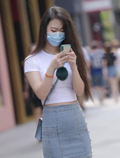 学院风|长发小姐姐,搭配白色紧身露脐装和牛仔短裙,巨显“学院风”