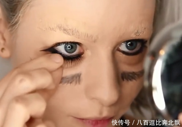 如果见到“脸倒过来”的人,请不要害怕,她可能只是化了妆而已!