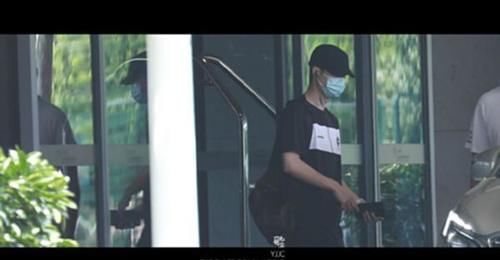 王一博|王一博 :20210708 上海到达,即将录制第一期《这就是街舞4》。