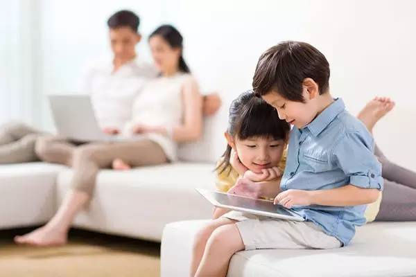 小方|娃何时可以拥有自己的手机？这个岁数很合适，太晚或比太早更危险