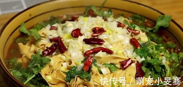 特色|豆腐皮别炒着吃了,教你一个特色做法,香辣美味,比吃肉还过瘾